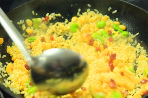 然后加入炒好的食材混合均勻，炒熟即可。出鍋前加少許黑胡椒、鹽和蔥花就可以啦?。?！