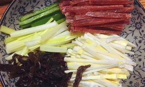 黑木耳泡發(fā)，黑木耳、韭黃、雷筍、青椒切成絲。