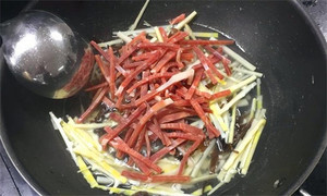 火腿絲、筍絲、黑木耳絲汆水后，瀝干。