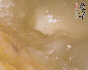 沸騰后撈出蔥結(jié)，小火燉45分鐘，加山藥再燉15分鐘。