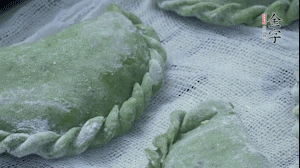 【制作】2.蒸架上墊浸濕的屜布，再放上清明果，大火蒸10~15分鐘，完成，出鍋啦！