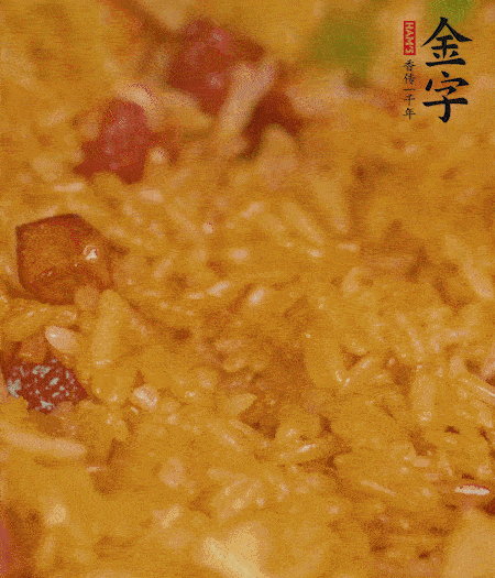 放一撮鹽、生抽少許，倒入炸好的芋頭。最后撒蔥花、蒜末翻炒均勻。