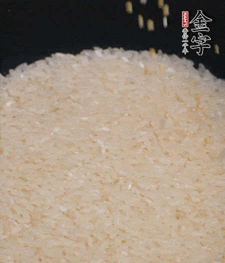 大米和小米一起燜成米飯。
