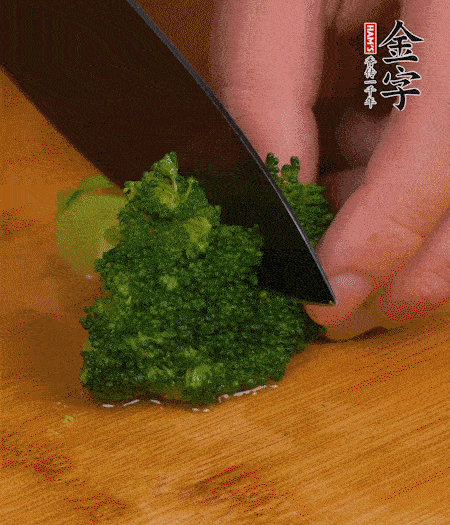 西蘭花用淡鹽水浸泡十幾分鐘后過開水焯燙熟后撈出。