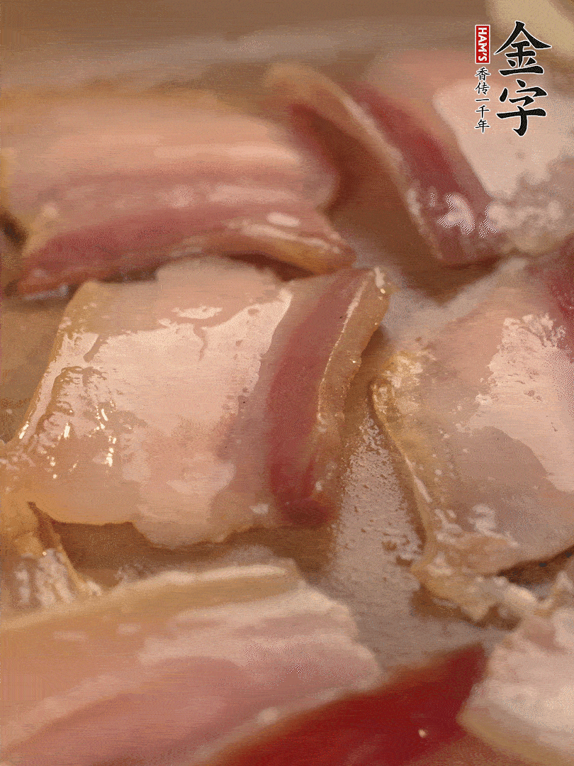 鍋中熱油煸香大蒜、咸肉。