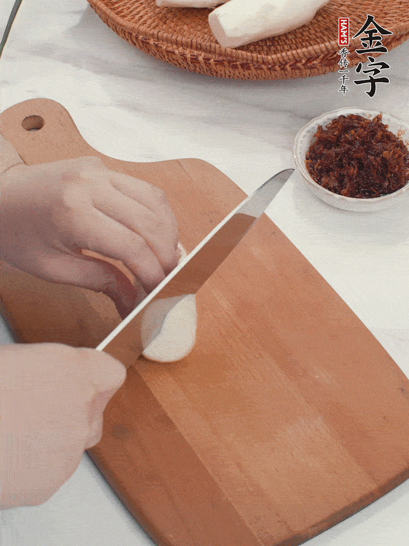 茭白剝殼，洗凈后切滾刀塊。