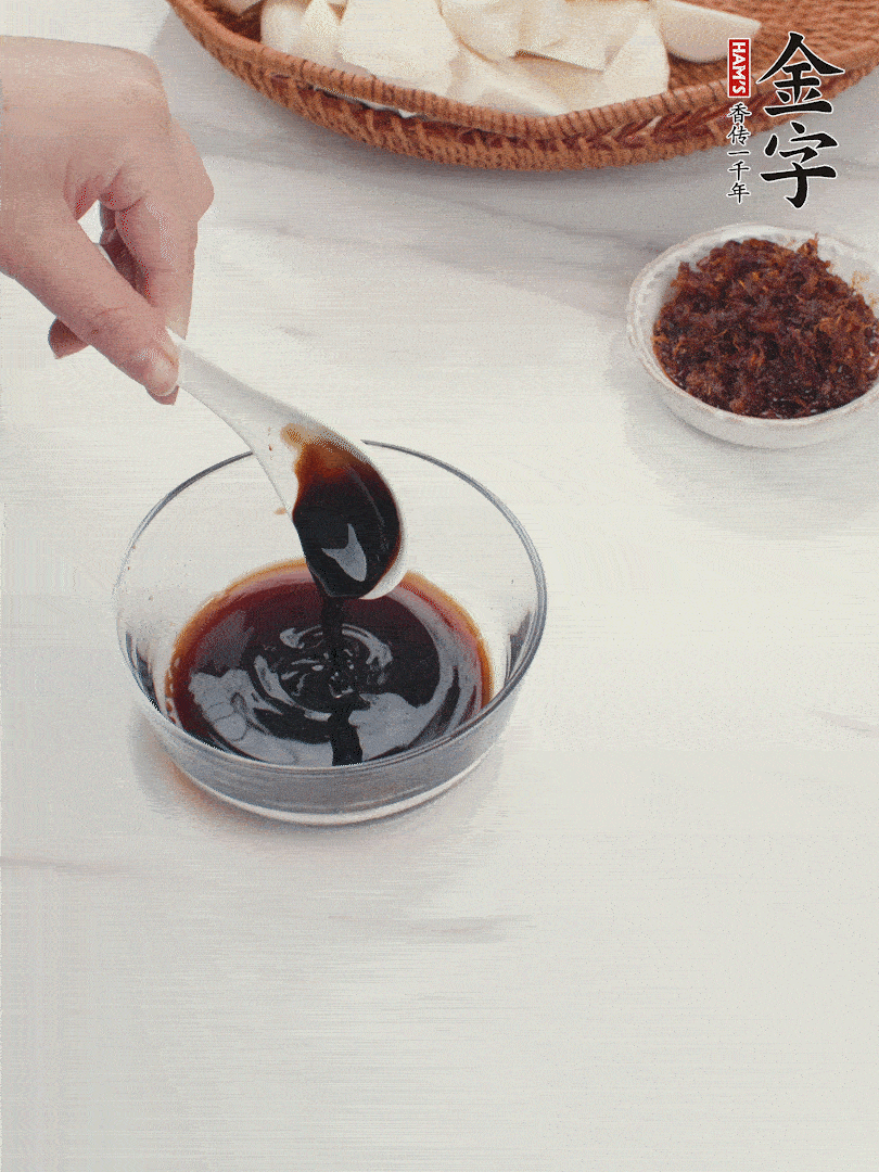 將生抽、老抽、黃酒和白砂糖在小碗里調(diào)成味汁。