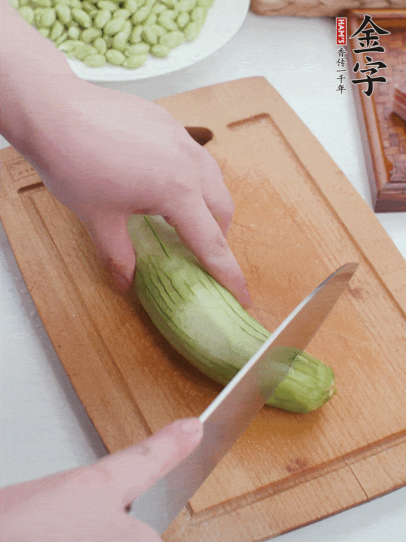 絲瓜去掉外皮，去掉兩端，切成滾刀塊。