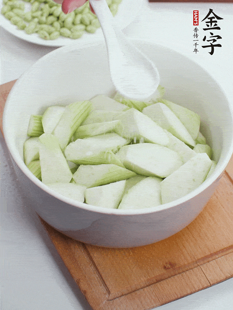 水中加1勺鹽浸泡，防止變黑。