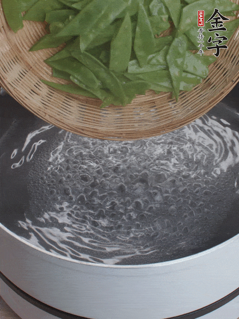 甜豆莢撕掉老筋，斜切兩半，焯水1分鐘。