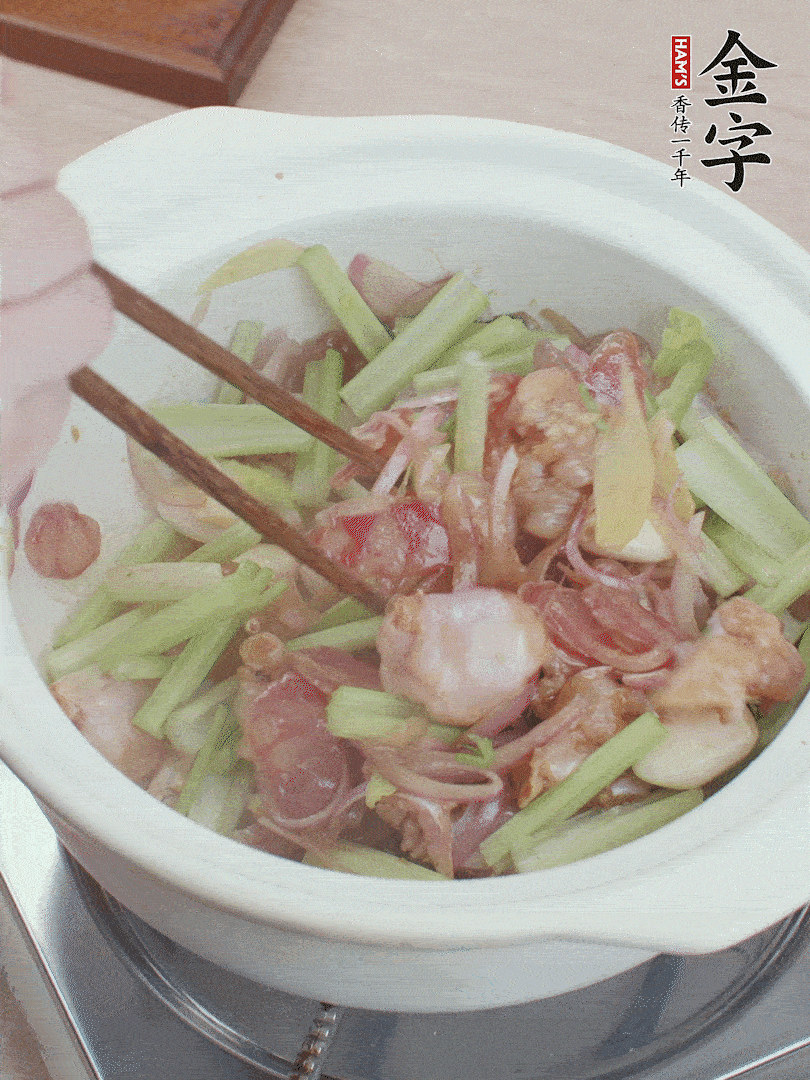 下牛蛙、芹菜、香腸翻炒。