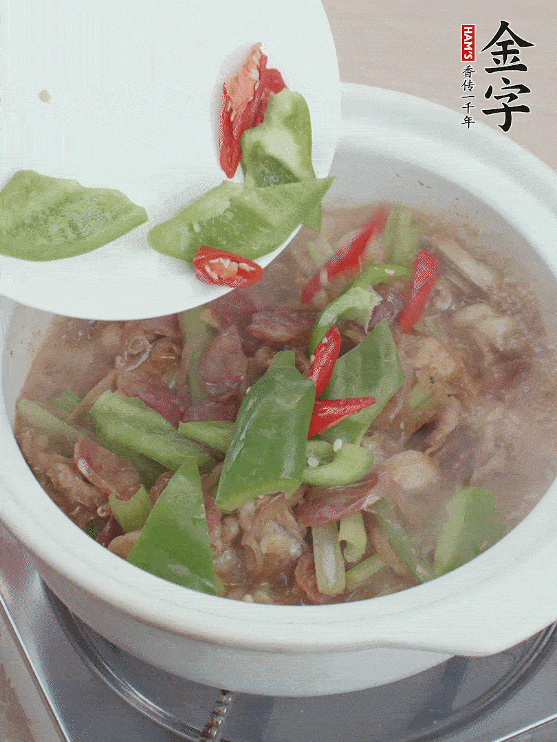 下綠菜椒，翻炒1分鐘。