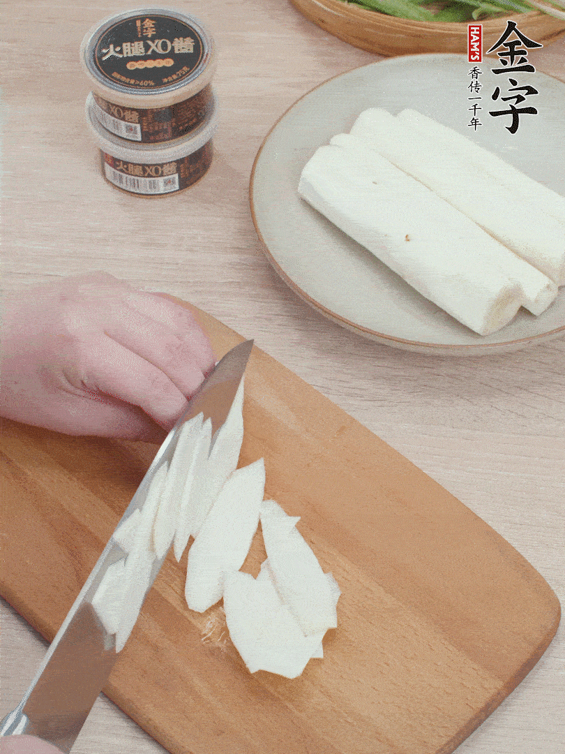 鐵棍山藥去皮，斜刀切片。