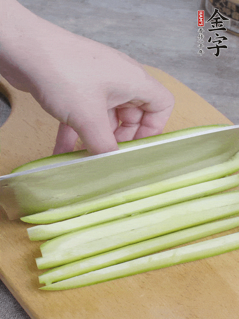西葫蘆對(duì)半切，去瓤切條。