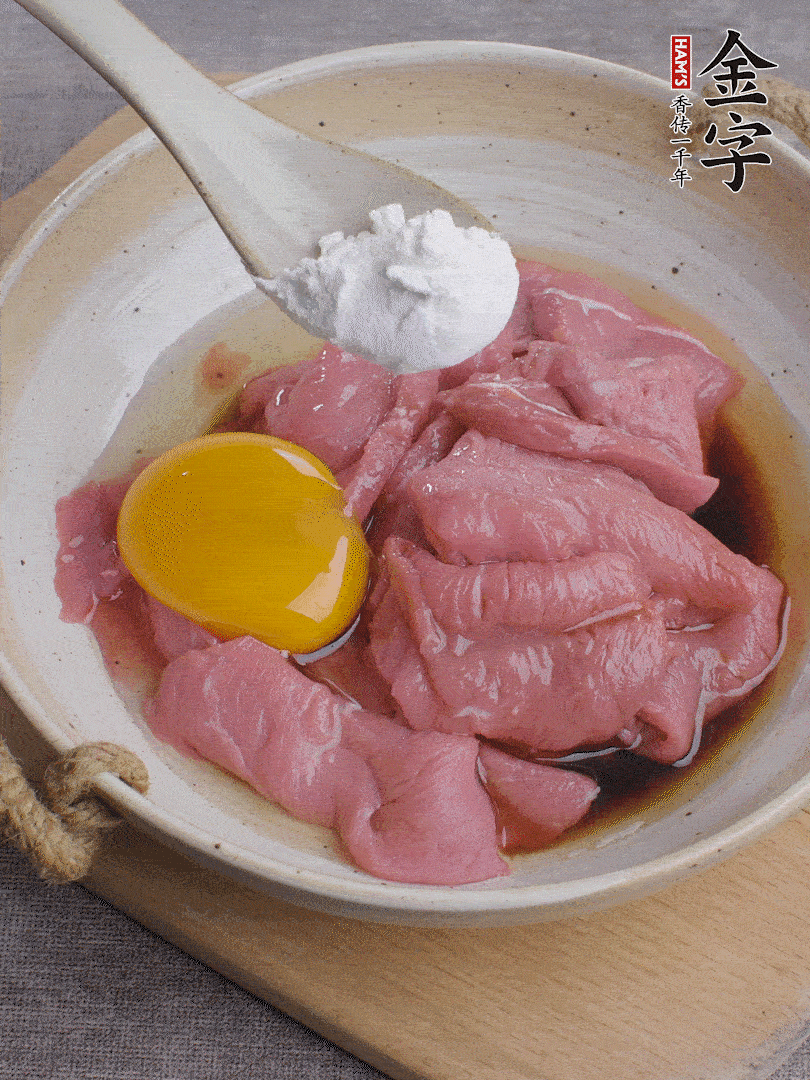 牛肉切片，雞蛋1個、水2勺、料酒1/2勺、生抽1/2勺、生粉1勺腌15分鐘。