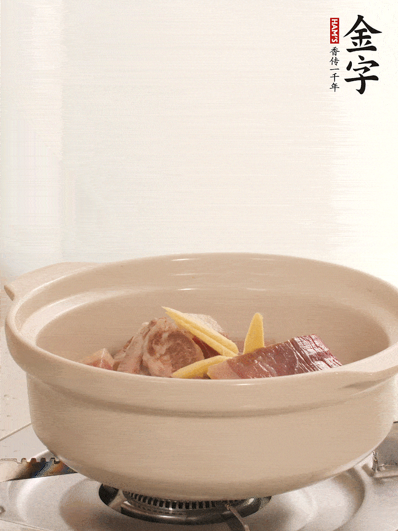 湯鍋放入排骨、火腿、姜，加適量水。煮開后轉(zhuǎn)小火燉40分鐘。