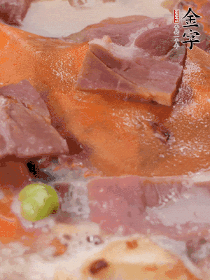 放適量料酒、清水煮到沸騰，再下蟹塊燜煮8分鐘。