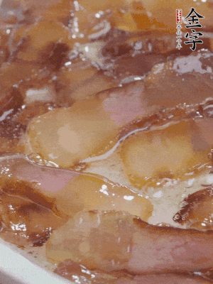 油5成熱，醬油肉煸香。