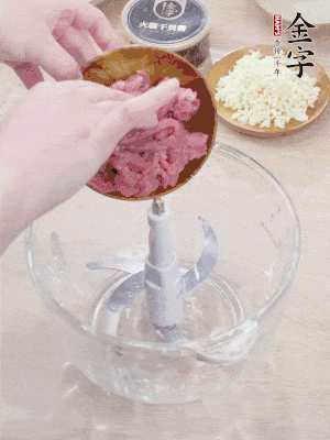 牛肉攪成牛肉泥。