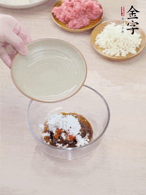 調(diào)料汁：金字火腿干貝醬2勺、剁椒1/2勺、生抽1/2勺、淀粉2勺、清水半碗。
