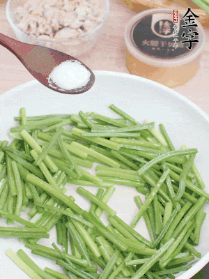 起鍋熱油，下韭菜苔炒至變色。加少許鹽。