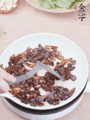 起鍋熱油，煸香醬油肉，撥拉到一邊。