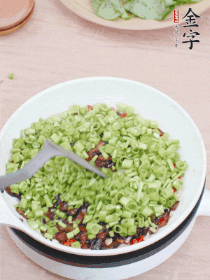 下菜梗翻炒，混合醬油肉。
