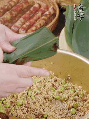 粽葉往下折，完全蓋住，兩側(cè)捏緊。