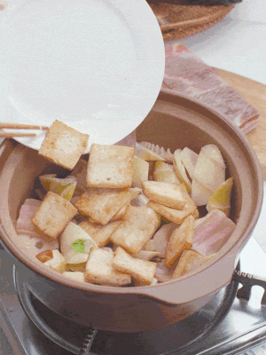 依次下春筍、豆腐，開水沒過食材。
