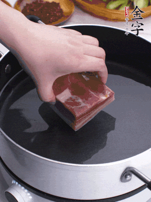 金字淡咸肉冷水入鍋煮15分鐘。