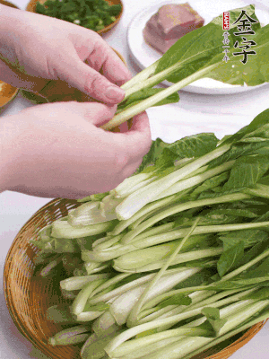 小青菜掰成一片片。