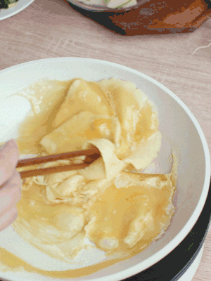 油6成熱時(shí)，下雞蛋液，邊緣凝固時(shí)翻拌成塊狀。