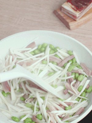 下茭白絲、青豆翻炒。