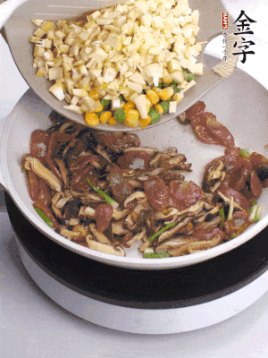 鍋里熱油，爆香蔥白，下香腸片炒至微微出油，加時(shí)蔬粒、香菇粒、春筍粒翻炒均勻。