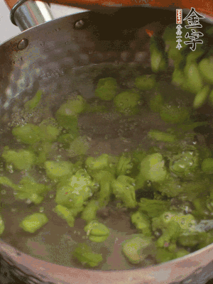 鍋中水沸，放一撮鹽，下蠶豆豆瓣焯3分鐘，下百合，3秒撈出，一起撈出瀝水。