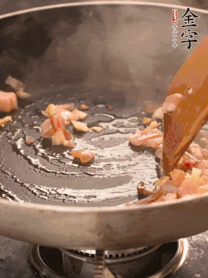 熱油爆香大蒜粒，煸香咸肉丁，淋一勺黃酒調(diào)味。