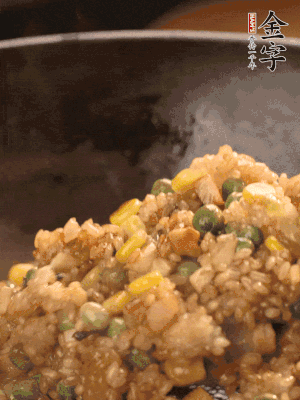 再下糯米，1勺蠔油、2勺生抽調(diào)味翻炒均勻。