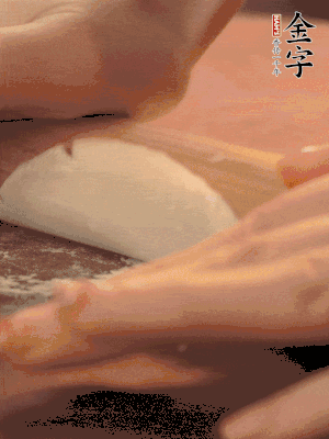 餃子皮邊緣搟薄，整體搟成1.5倍大小。