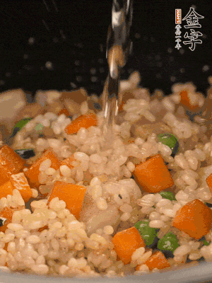 把食材轉(zhuǎn)移到電飯鍋中，倒入點(diǎn)清水，正常煮飯。