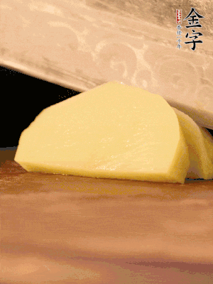 土豆去皮切丁。水開后，放入鍋中煮2-3分鐘，撈出瀝干水分。