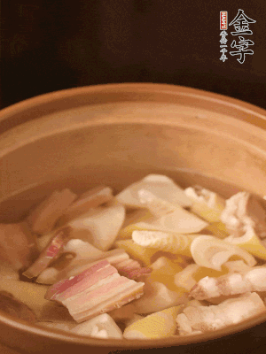 春筍、咸肉、咸肉一起入砂鍋，加姜片、料酒、清水大火煮沸到湯色變白。轉(zhuǎn)小火慢篤半小時。