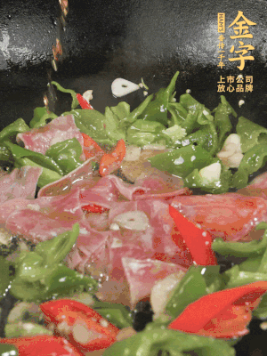 再下蒸炒火腿煸炒，加少許白糖提鮮。