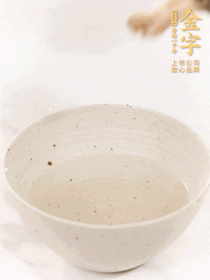 羊肚菌流水洗凈2遍后，溫水泡發(fā)15-20分鐘。