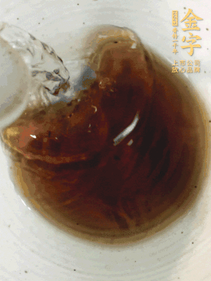 黃酒中加清水、蒸魚(yú)豉油、白砂糖混合均勻。