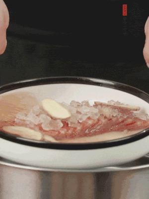 置于盤中，加冰糖100g、黃酒100g、水200g，上鍋蒸20分鐘。