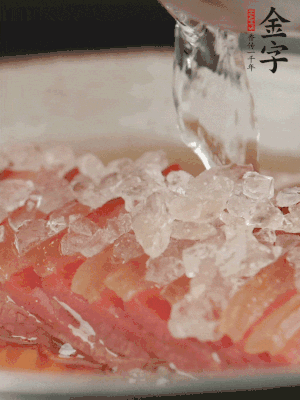 依舊放上冰糖100g、黃酒100g、水200g，鍋中再蒸15分鐘。