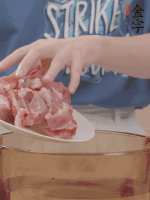排骨剁小塊，加姜片、料酒沸水下鍋焯水。