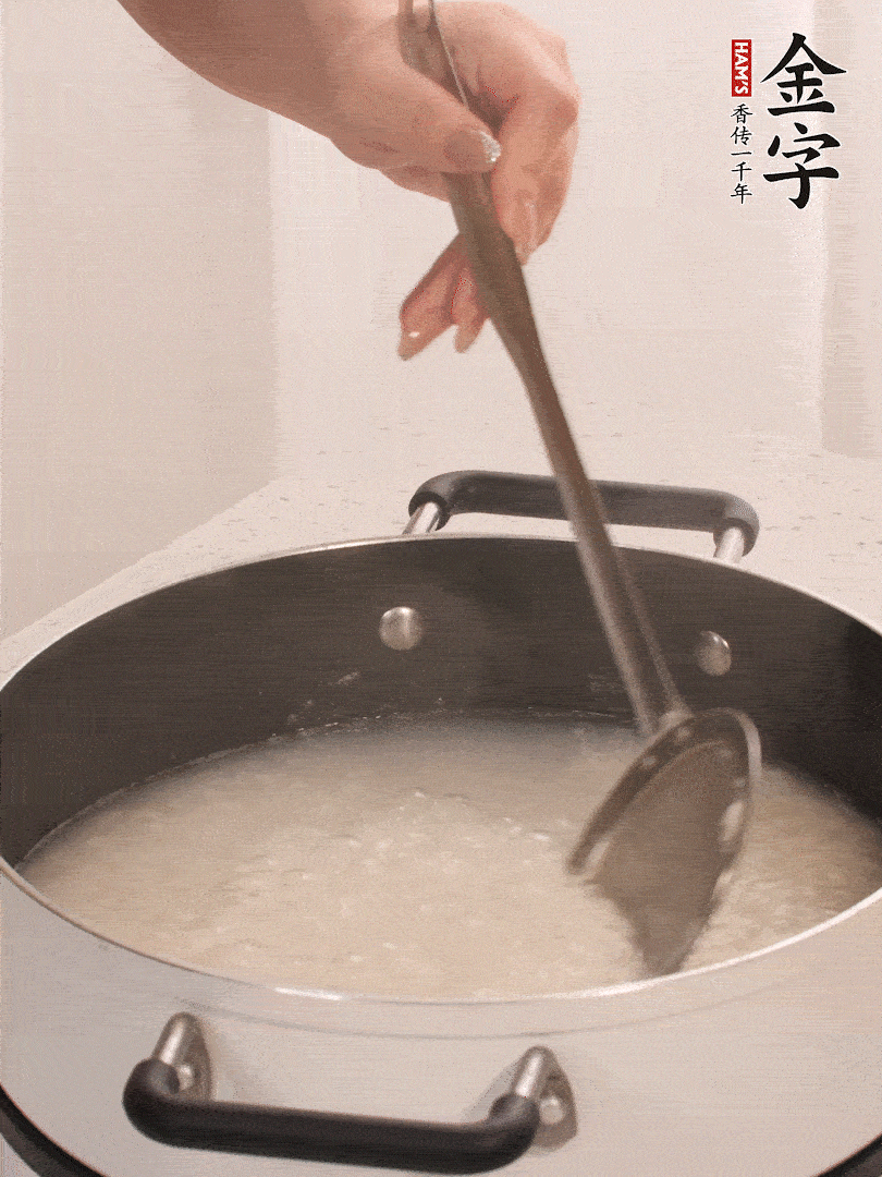 香菇、土豆、胡蘿卜、金字土香腸切小塊。