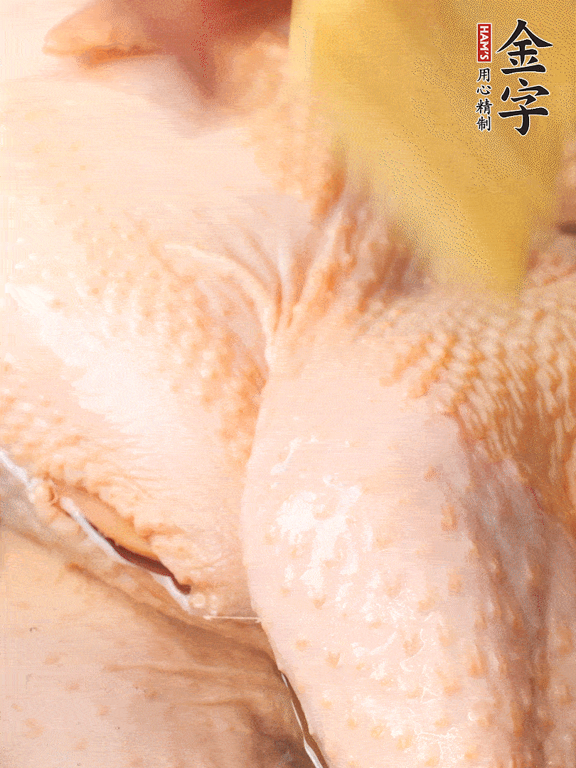 老母雞去頭去尾，斬去雞爪。冷水入鍋，加料酒、蔥姜焯水，煮出浮沫后撈出，用清水洗凈