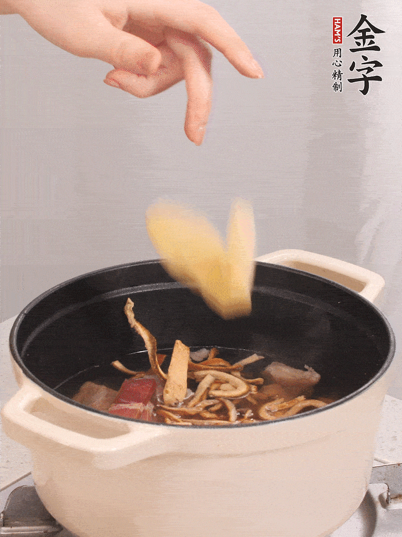 鍋中放牛腩、火腿，然后放入比食材多3倍的水；再放橘子皮、姜片、白胡椒粒燉煮90分鐘